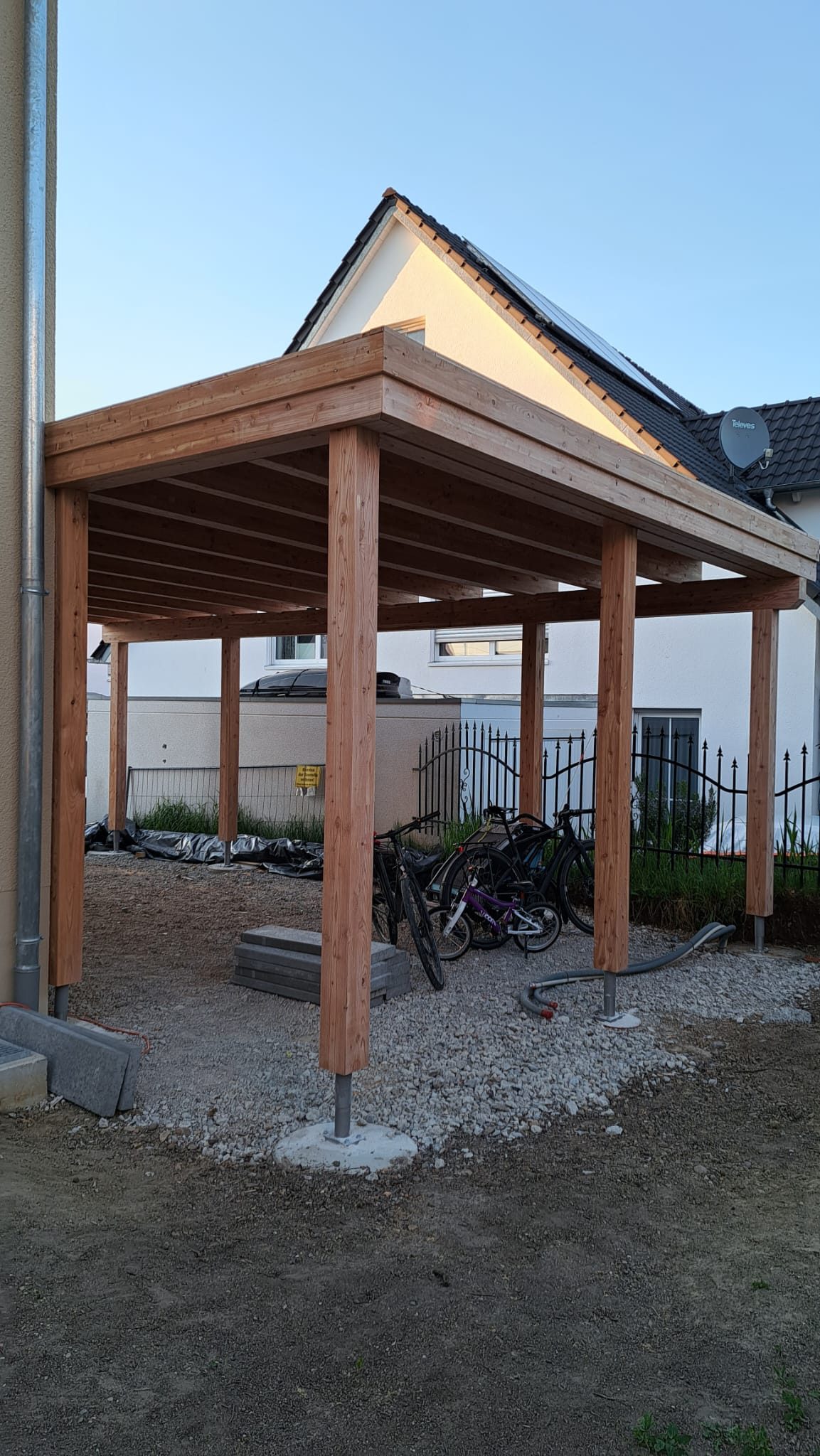 Fertiger Carport aus Lärchenholz von eazyhaus